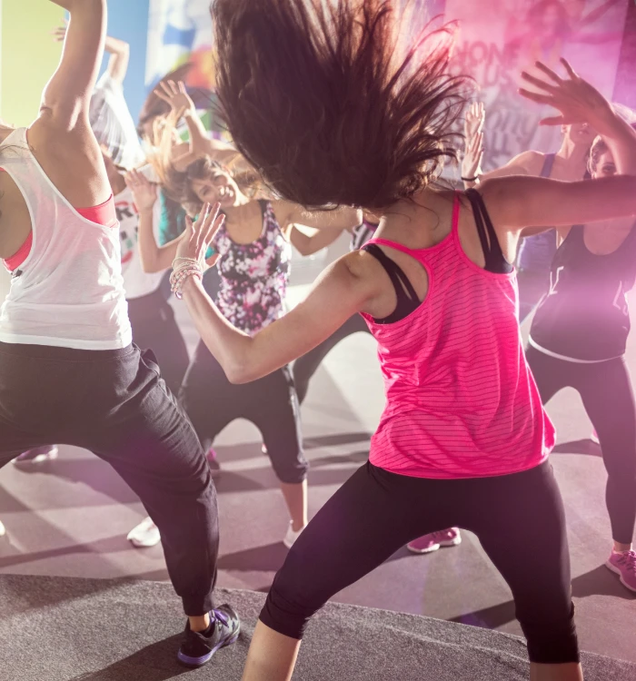 Frauengruppe macht Zumba beim Fitnesskurs in der ADTV Tanzschule Petra Paust