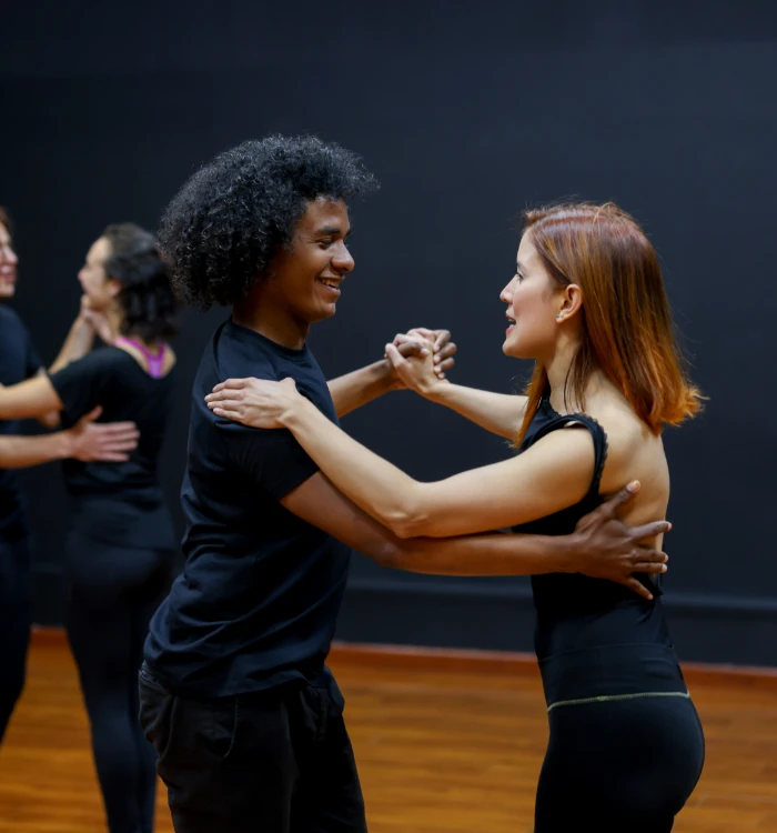 Jugendlicher tanzt mit Tanzlehrerin bei der ADTV Tanzschule Petra Paust in Münsingen
